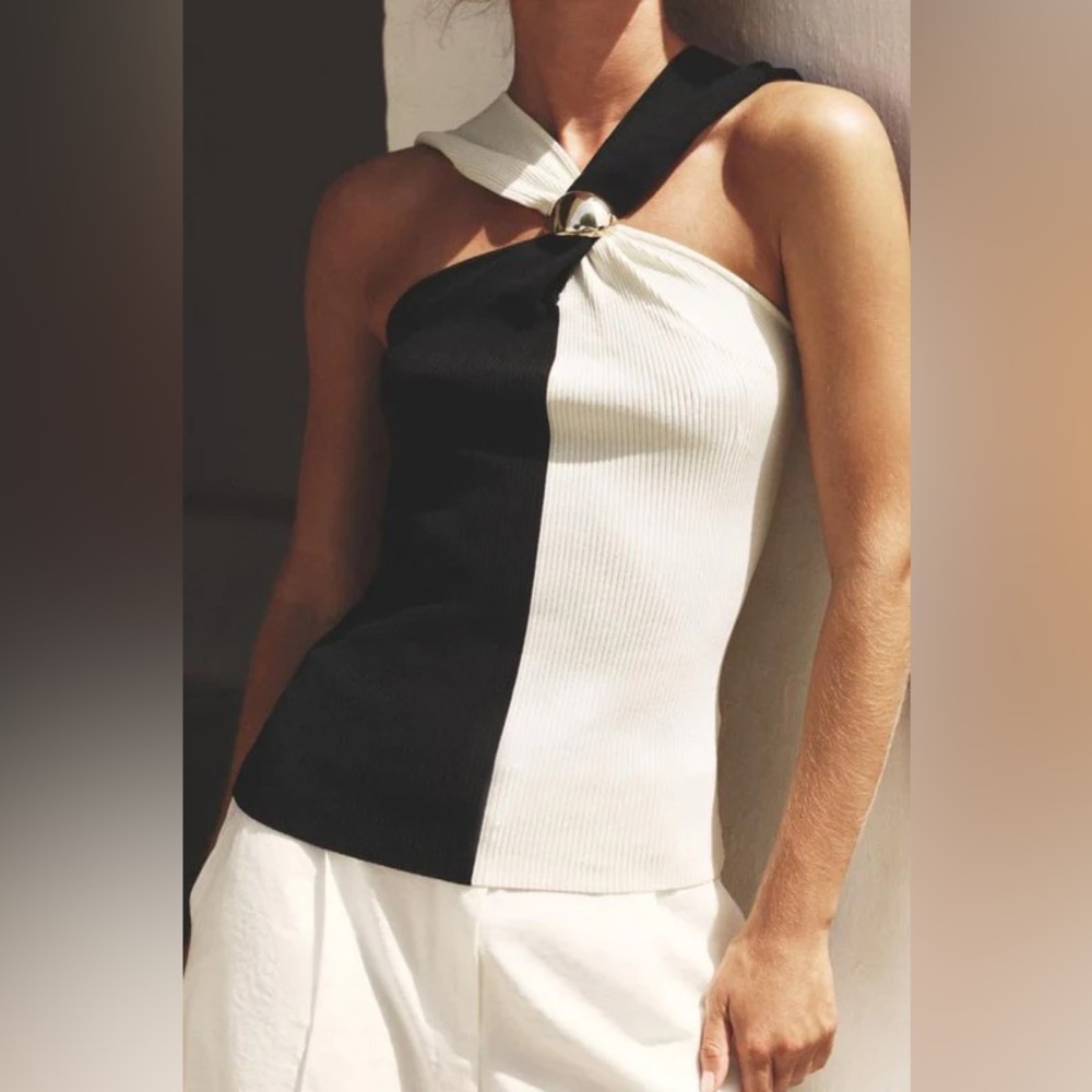 Nwt ribbed  Black and Cream Women's‎ color block Top with gold hardware